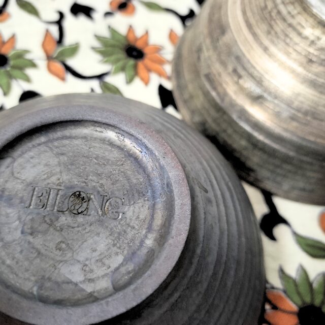 鶯歌のお店「EILONG」の銀釉薬の茶碗と鉄釉薬の茶碗（刻印あり）