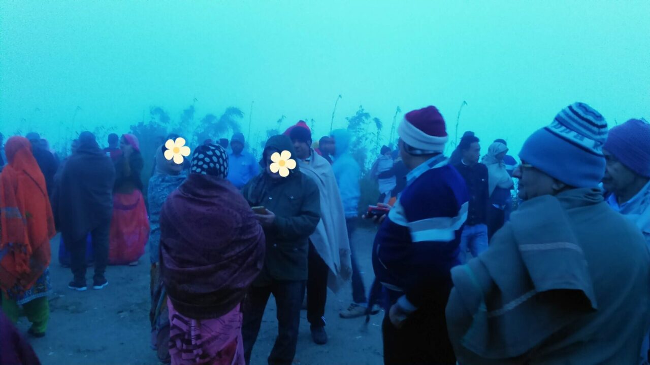 濃霧の中、タイガーヒルで朝日を待つ人々。