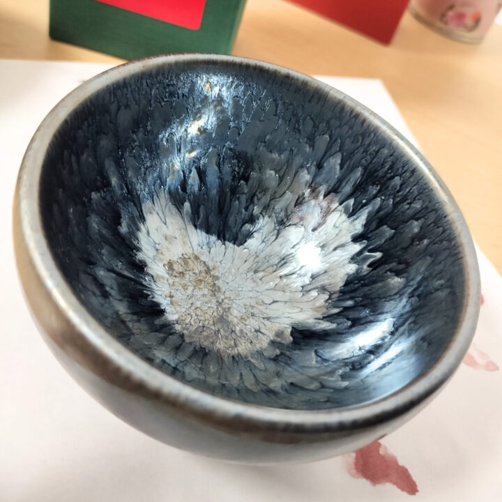 鶯歌の焼き物屋で発見した天目茶碗のような茶杯。菊の花びらや昆虫の羽のような模様