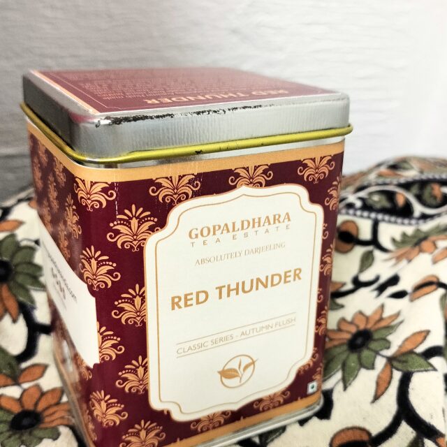 ダージリンオータムフラッシュ【RED THUNDER】の缶。Gopaldhara Tea Estateさん。