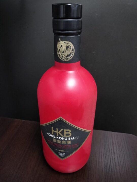 "HKB”　のHong Kong BAIJIU（白酒）。度数が45℃、日本酒のような風味