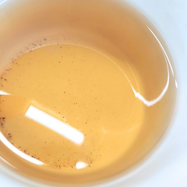 ロヒニ茶園　ムーンライトホワイト烏龍茶の水色。淡い。