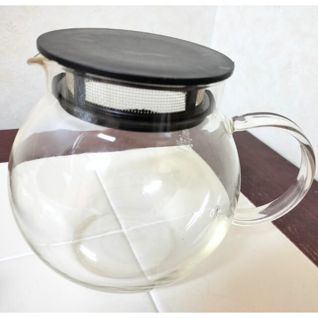 ガラス製ハリオのティーポット。ジャンピングの様子、茶葉の開き方、水色がよくわかる