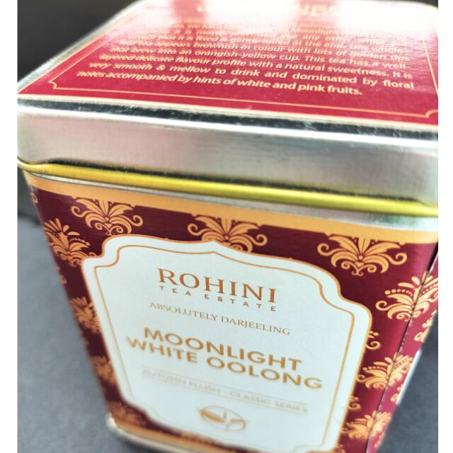ロヒニ茶園　ムーンライト　ホワイト烏龍茶の缶。オータムフラッシュ。