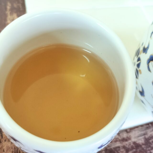 沁園さん凍頂烏龍茶の水色