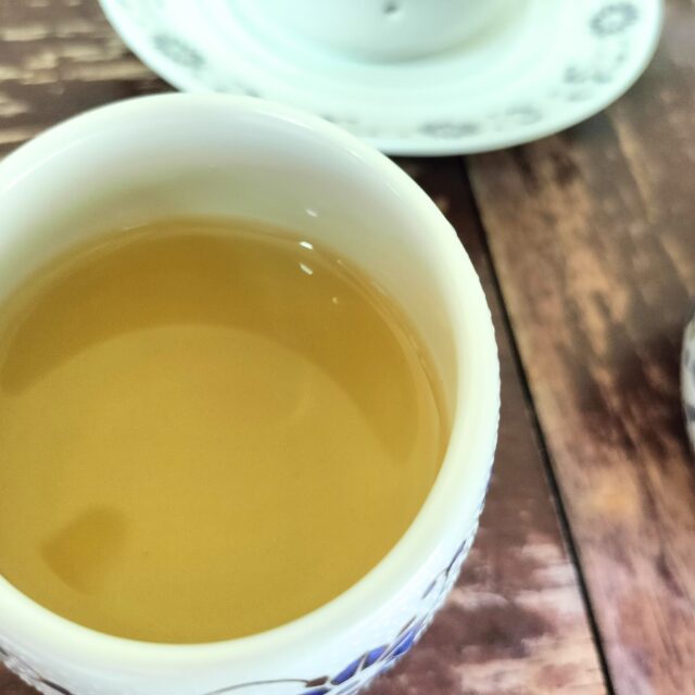 林華泰茶行さん凍頂烏龍茶の水色