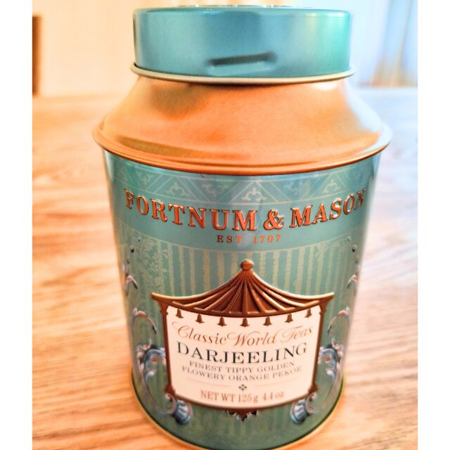 「Fortnum & Mason」のダージリンFTGFOP 125g の缶とパッケージ